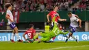 Tiga menit kemudian, Lukaku mencatatkan namanya di papan skor. Umpan presisi Jeremy Doku berhasil dikonversi menjadi gol oleh penyerang AS Roma itu. Belgia memimpin 3-0. (AP Photo/Florian Schroetter)