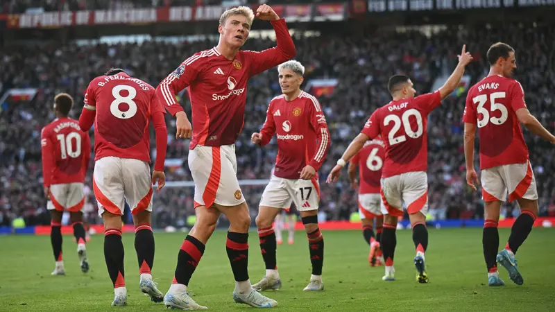 Rasmus Hojlund merayakan golnya saat Manchester United menang atas Brentford di Liga Inggris