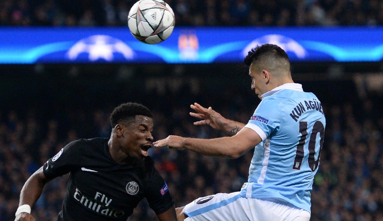 Pemain PSG, Serge Aurier (kiri), berebut bola dengan pemain Manchester City, Sergio Aguero, pada leg kedua perempat final Liga Champions di Stadion Etihad, Manchester, Rabu (13/4/2016) dini hari WIB. (AFP/Oli Scarff)