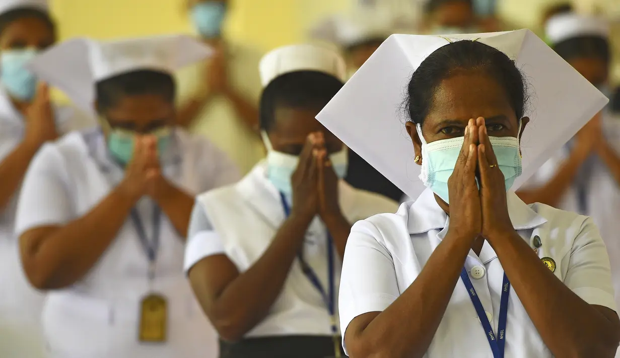 Perawat saat memperingati Hari Perawat Internasional di Kolombo, Sri Lanka, Selasa (12/5/2020). WHO mendesak pemerintah dunia memastikan keselamatan, kesehatan, hingga dukungan keuangan untuk perawat di tengah pandemi COVID-19. (Ishara S. KODIKARA/AFP)
