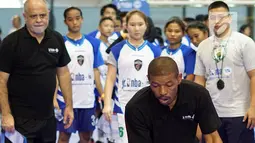 Mantan pemain NBA, Muggsy Bogues membawa bola pada acara Regional Selection Camp Jr. NBA Indonesia 2018 di Cilandak Sport Center, Jakarta. Dari ribu peserta yang berpartisipasi, terpilih 30 anak-anak laki-laki dan 30 perempuan. (Liputan6.com/Fery Pradolo)