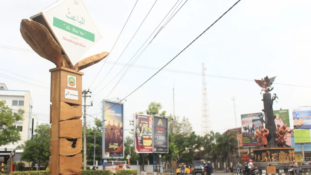 Pertamina berikan bantuan CSR sebanyak 99 lampu hias asmaulhusna yang dipasang mengelilingi kota Blora, Jawa Tengah. (Liputan6.com/Ahmad Adirin)