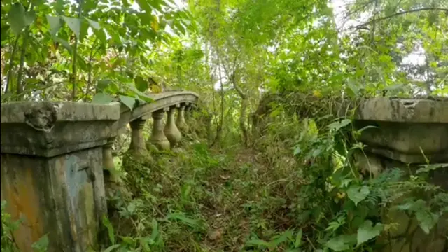 Suasana Mencekam Rumah Artis Senior Terbengkalai 30an Tahun, Ada Kuburan Korban Banjir Bandang di Halamannya