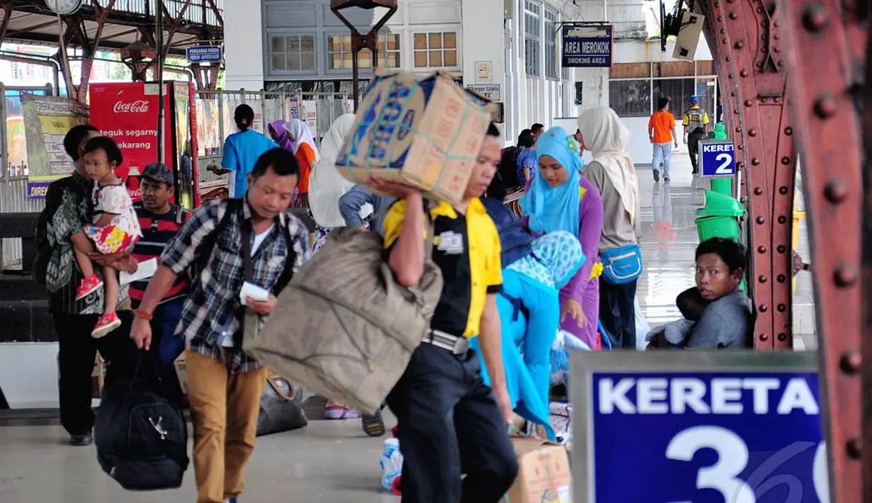Para pemudik tiba di stasiun kereta api Senen, Jakarta, Jumat (1/8/14). (Liputan6.com/Faizal Fanani)
