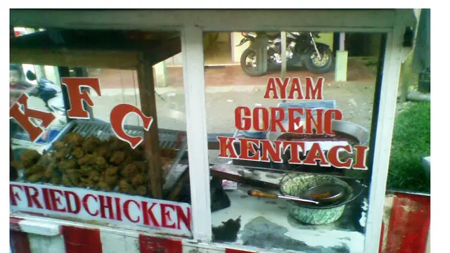 6 Tulisan Lucu di Gerobak 'Fried Chicken' Ini Bikin Pembeli Tepuk Jidat