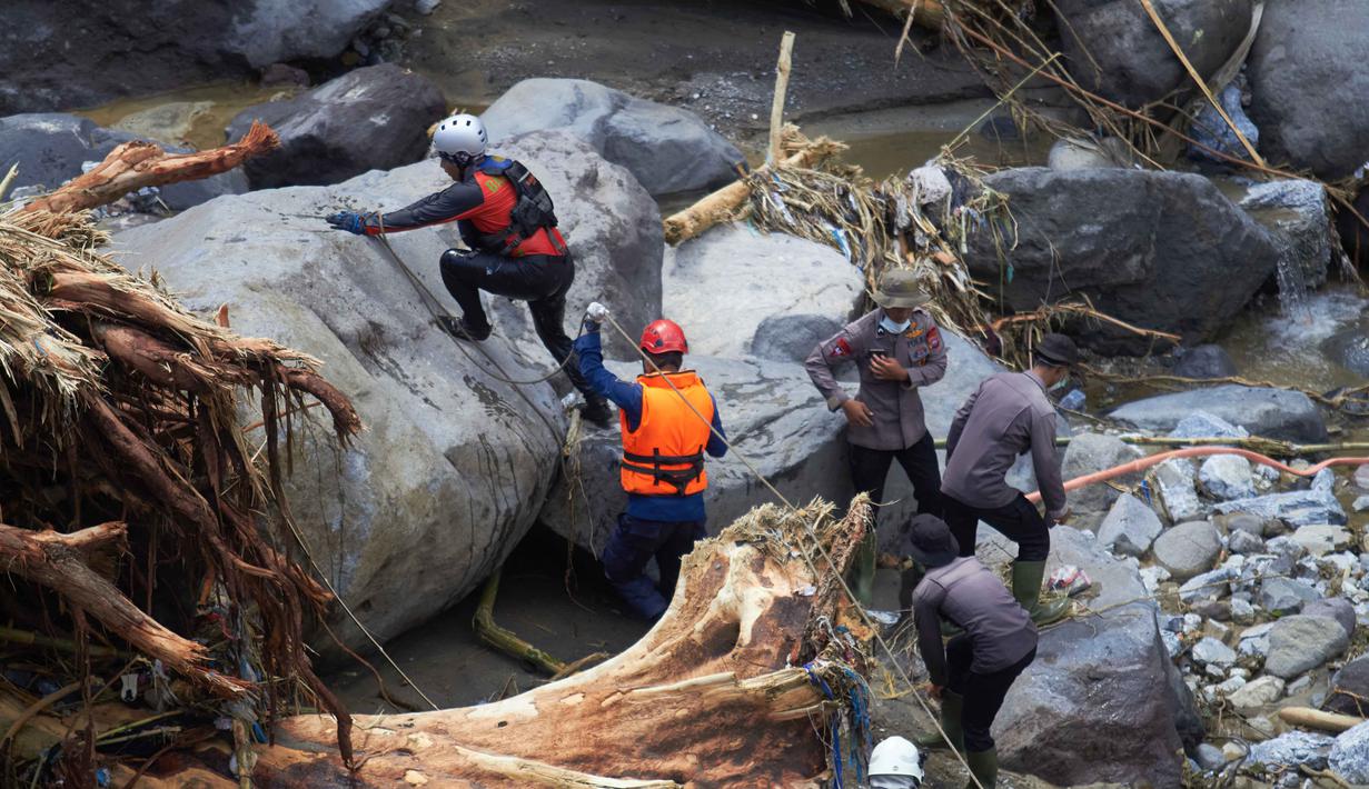 Tim penyelamat mencari korban banjir di Tanah Datar, Sumatera Barat, Senin,1 Desember 2025. Hingga Minggu 30 November 2025, tercatat sudah ada 442 orang tewas akibat banjir di sejumlah wilayah di Aceh, Sumatera Utara, dan Sumatera Barat. (AP Photo/Nazar Chaniago)