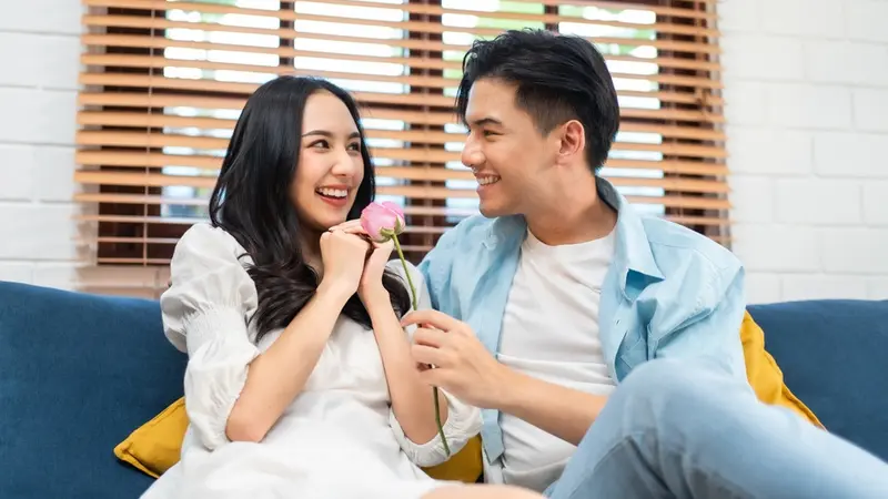 romantis kencan jatuh cinta memberi bunga