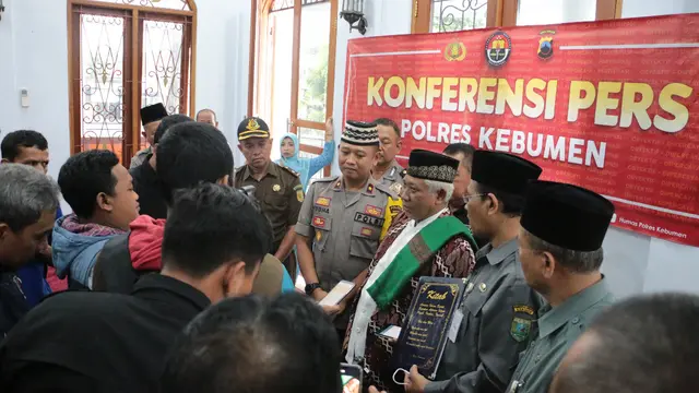 Belasan anggota ajaran sesat Islam Sejati dan pimpinannya bertobat secara terbuka di Mesjid Markas Polres Kebumen. (Foto: Liputan6.com/Polres Kebumen/Muhamad Ridlo)