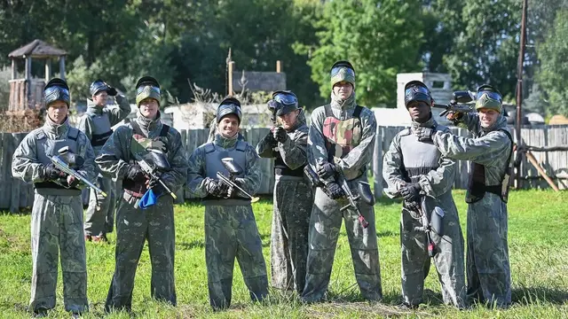 Egy Maulana Vikri (ketiga dari kiri) bermain paintball bersama FK Senica.