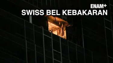 Petugas pemadam kebakaran (Damkar) masih terus berupaya memadamkan api yang membakar tiga lantai di gedung Hotel Swiss Bel, Kelapa Gading, Jakarta Utara.