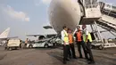 Menteri Perhubungan (Menhub) Budi Karya Sumadi (kiri) berbincang dengan Dirut Angkasa Pura II Muhammad Awaludin (dua kanan) saat meninjau pelayanan arus mudik di Bandara Halim Perdanakusuma, Jakarta, Senin (11/6). (Merdeka.com/Iqbal Nugroho)