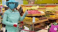 Memes tampil mengenakan tak biasa saat berbelanja ke supermarket (Dok.Instagram/@memes605/https://www.instagram.com/p/B--wzFjD3uE/Komarudin)
