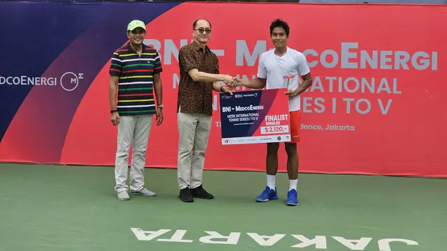 Petenis Indonesia Muhamad Rifqi Fitriadi membuat kejutan besar di BNI-MedcoEnergi International Tennis M25K seri pertama.