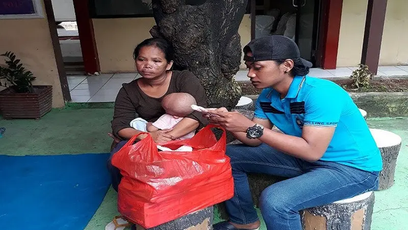 Emak-emak copet beraksi di SPN Batua Makassar (Liputan6.com/ Eka Hakim)