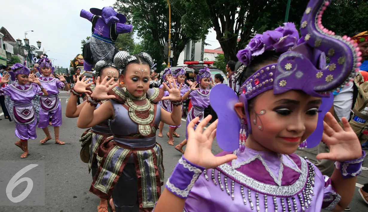 Sejumlah anak mengikuti pawai ogoh ogoh di jalan Malioboro, Yogyakarta, Selasa (8/3/2016). Menjelang Nyepi, Ogoh-ogoh akan di bakar pada upacara pangrupukan. (Liputan6.com/Boy Harjanto)