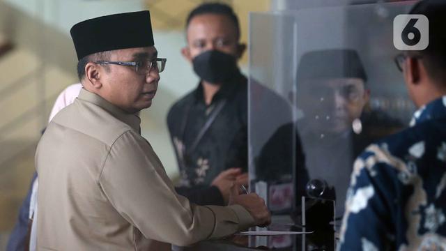 Dari Siang ke Malam Diperiksa KPK, Mantan Menteri Agama Yaqut Tetap Irit Bicara