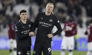 Pemain Manchester City, Phil Foden dan Erling Haaland setelah timnya hanya bermain imbang melawan West Ham United dalam laga Premier League 2025/2026, Minggu (15/3/2026) dini hari WIB. (Ian Kington / AFP)