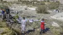 Wisatawan menikmati hari mereka di Danau Band e-Amir, Provinsi Bamiyan, 4 Oktober 2021. Danau Band-e Amir yang memiliki perairan biru menakjubkan disebut juga sebagai Grand Canyon Afghanistan. (BULENT KILIC/AFP)