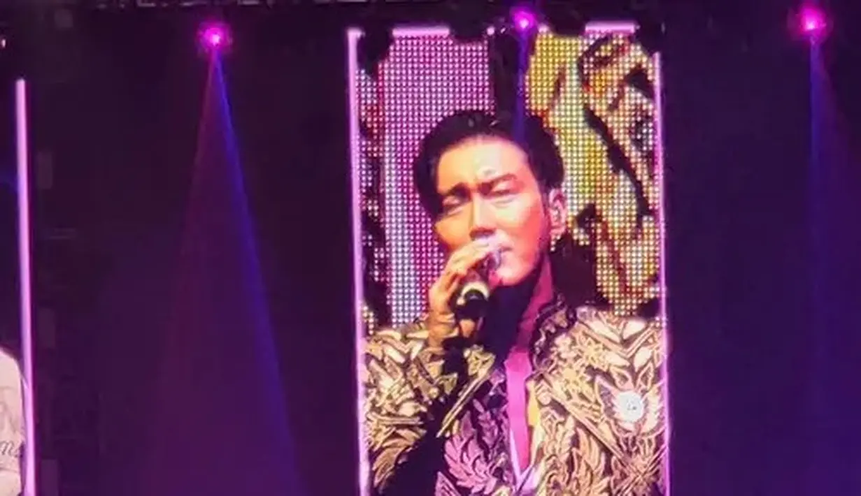 Choi Siwon tampil lokal di panggung konser Super Junior World Tour - Super Show 9 Roadshow pada (16/4/2023) di Jamsil Arena Seoul, Korea Selatan. Ia mengenakan atasan batik karya desainer ternama Indonesia, Anne Avantie. [@gandisulis]