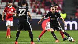 Gelandang Manchester United, Nemanja Matic, mengontrol bola saat pertandingan melawan Benfica pada laga Liga Champions di Stadion Luz, Kamis (19/10/2017). Manchester United menang 1-0 atas Benfica. (AFP/Patricia De Melo Moreira)