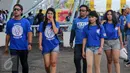 Sejumlah bobotoh memadati area Stadion Gelora Bandung Lautan Api, Sabtu (16/7). Para bobotoh itu akan menyaksikan tim kesayangan mereka, Persib Bandung, menjamu Persija Jakarta dalam pekan 10 Torabika Soccer Championship (Liputan6.com/Yoppy Renato)