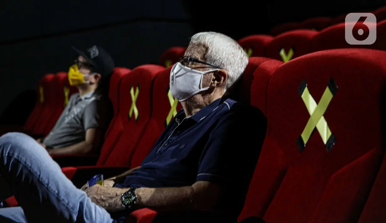 Pengunjung menonton film di salah satu bioskop Cinepolis di Jakarta Jumat (23/10/2020). Sejumlah bioskop di Ibu kota kembali beroperasi setelah mendapatkan izin dari Pemprov DKI Jakarta dengan jumlah penonton dibatasi maksimal 25 persen dari total kapasitas. (Liputan6.com/Faizal Fanani)