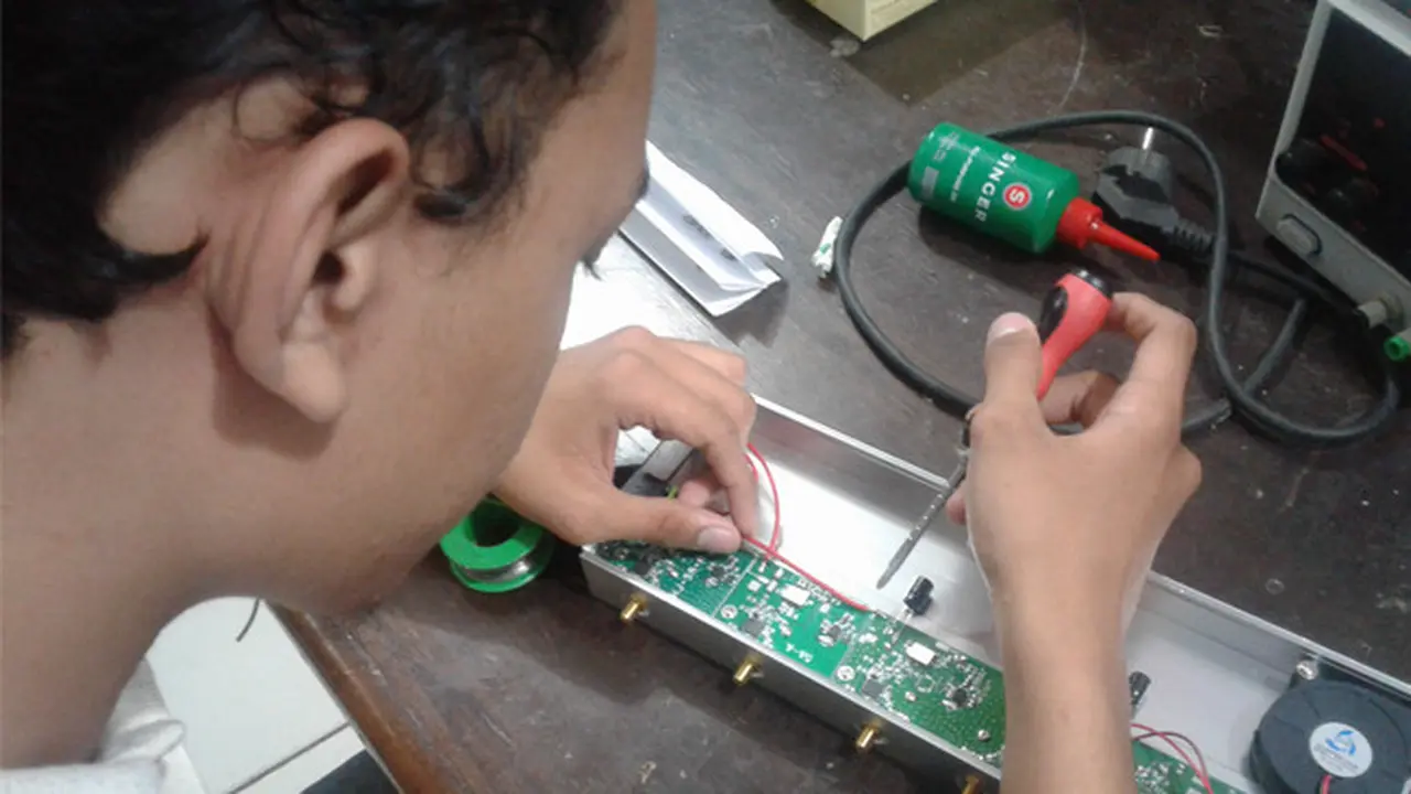 Kerja di bidang telekomunikasi