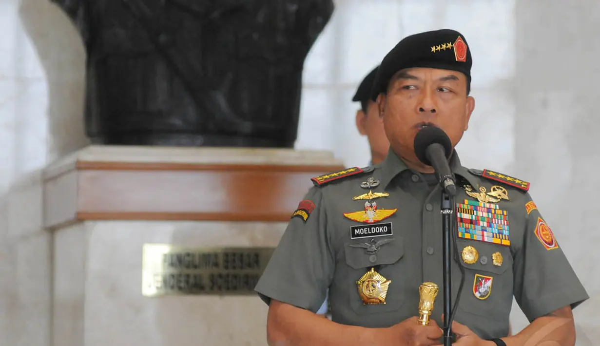 Panglima TNI Jenderal Moeldoko saat upacara penyematan baret dan brevet di Markas Besar TNI, Cilangkap, Jakarta, Jumat (12/12/2014). (Liputan6.com/Herman Zakharia)