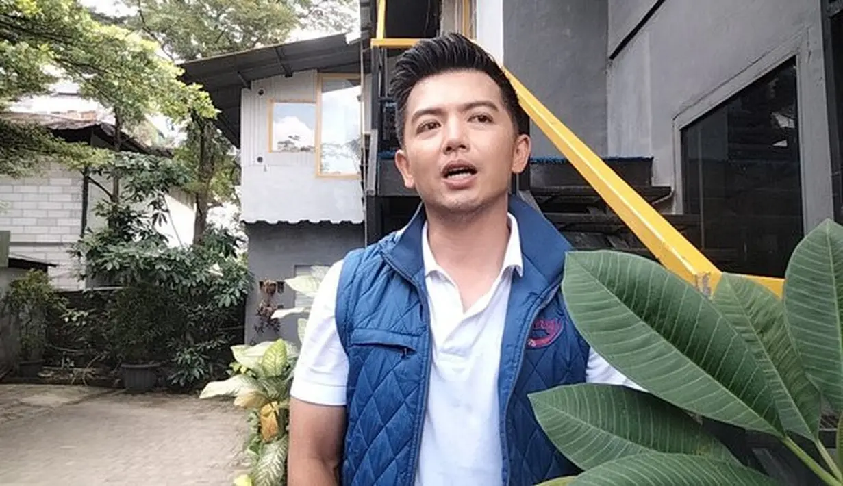 "Sebagai orang tua bisa melihat mana yang bercanda, mana yang benar-benar minta. Waktu itu udah yang kayak, 'ayo dong, cari lagi'. Cuma aku prioritas utamanya membesarkan dan jadi orang tua yang baik buat anak, itu aja dulu," jelasnya. [Kapanlagi/Fikri Alfi Rosyadi]