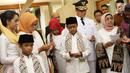Gubernur DKI terpilih, Anies Baswedan melakukan doa bersama keluarga sebelum menuju Masjid Sunda Kelapa dari rumahnya di Lebak Bulus, Jakarta, Senin (16/10). Anies ke Sunda Kelapa untuk menemui wakilnya, Sandiaga Uno. (Liputan6.com/Immanuel Antonius)