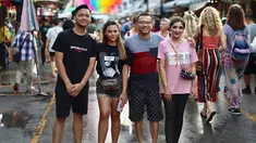 Baru-baru saking kompaknya keluarga ini, Anang dan Aurel kompak untuk mengecat warna rambutnya dengan berbagai warna. Anang Hermansyah, mengecat rambut dengan warna hijau dan sang anak, Aurel Hermansyah, juga mengecat rambut warna ungu. (Liputan6.com/IG/aurelie.hermansyah)