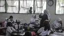 Orang tua mengintip dari luar kelas saat menunggu anaknya mengikuti Masa Pengenalan Lingkungan Sekolah (MPLS) di Sekolah Dasar (SD) Negeri Jati 06 Pagi, Pulogadung, Jakarta Timur, Senin (11/7/2022). (merdeka.com/Iqbal S. Nugroho)