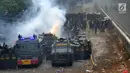 Polisi menembakkan gas air mata ke arah mahasiswa saat demonstrasi menolak pengesahan RUU KUHP dan revisi UU KPK di depan Gedung DPR, Jakarta, Selasa (24/9/2019). Polisi menghalau mahasiswa yang berusaha masuk ke area Gedung DPR. (merdeka.com/Arie Basuki)