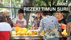 Diantara himpitan gedung-gedung bertingkat, terhampar kebun timun suri yang digunakan petaninya untuk mendapatkan rezeki di bulan Ramadan.