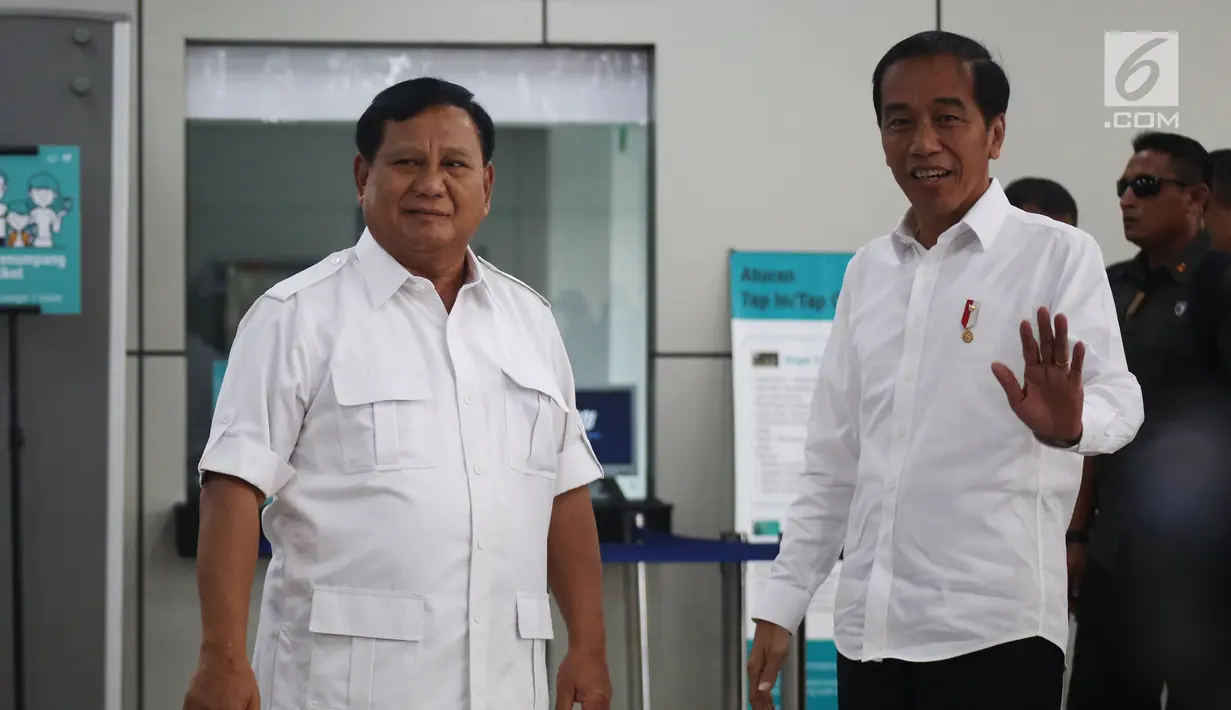 Presiden terpilih Joko Widodo atau Jokowi (kanan) bersama Ketua Umum Partai Gerindra Prabowo Subianto saat bertemu di Stasiun MRT Lebak Bulus, Jakarta, Sabtu (13/7/2019). Jokowi yakin Prabowo akan mendiskusikan dengan para relawan dan partai pendukung soal koalisi. (Liputan6.com/JohanTallo)