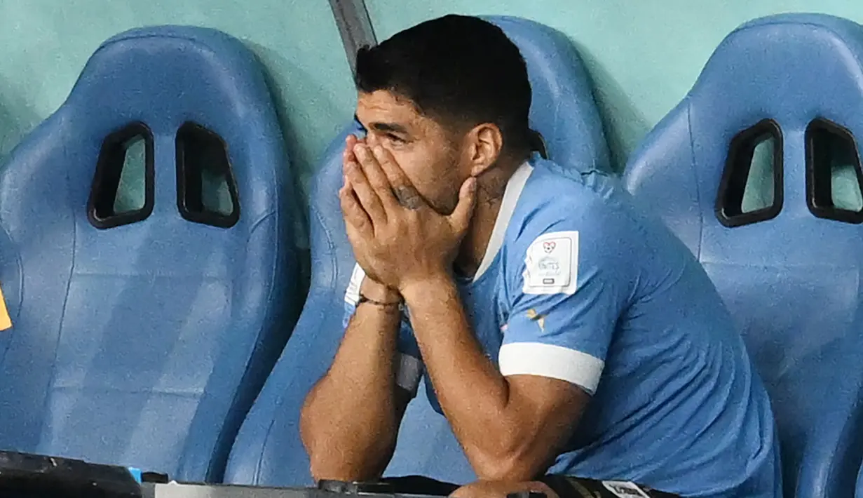 Luis Suarez tak mampu berbuat banyak di Piala Dunia 2022. Bomber berusia 35 tahun tampil tumpul di lini depan dan gagal membawa Uruguay lolos dari fase grup. (AFP/Raul Arboleda)
