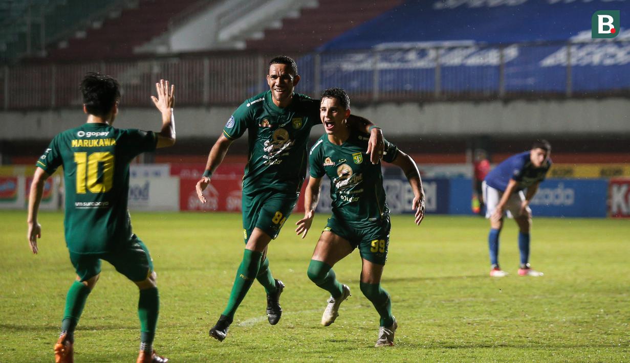 Pada masa injury time, Persebaya berhasil menambah lagi keunggulan menjadi 3-0 lewat gol Taisei Marukawa. Pemain asal Jepang itu mencetak gol keduanya dalam pertandingan ini. (Bola.com/Bagaskara Lazuardi)