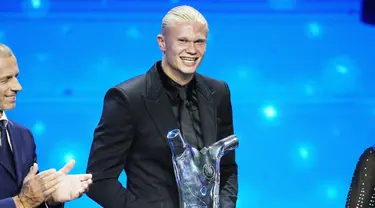 Erling Haaland dari Norwegia memegang penghargaan pemain terbaik UEFA Mens Player of the Year 2022/2023 setelah ajang drawing Liga Champions 2023/2024 di Forum Grimaldi di Monaco, Kamis (31/8/2023). (AP Photo/Daniel Cole)