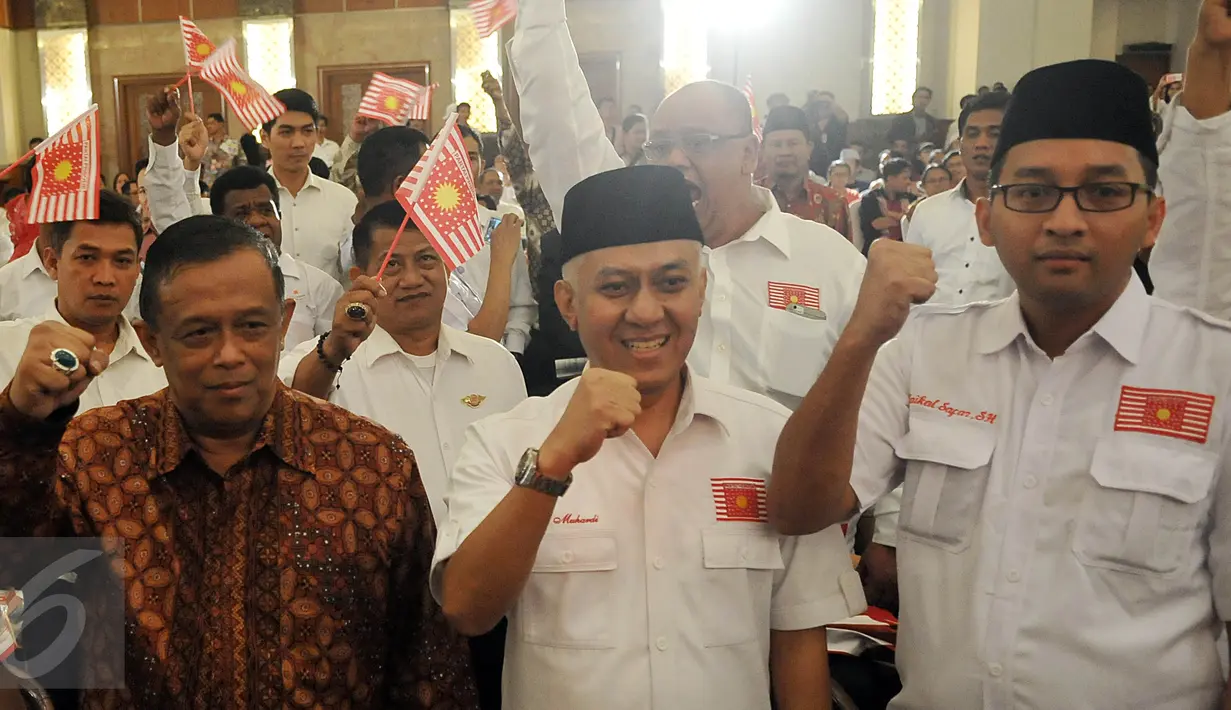 Ketua Umum Partai Priboemi, Muhardi (tengah) dan Mantan Panglima TNI, Jendral (Purn) Djoko Susanto (kiri) saat menghadiri deklarasi Partai Priboemi di Jakarta, Senin (17/8/2015). (Liputan6.com/Johan Tallo)