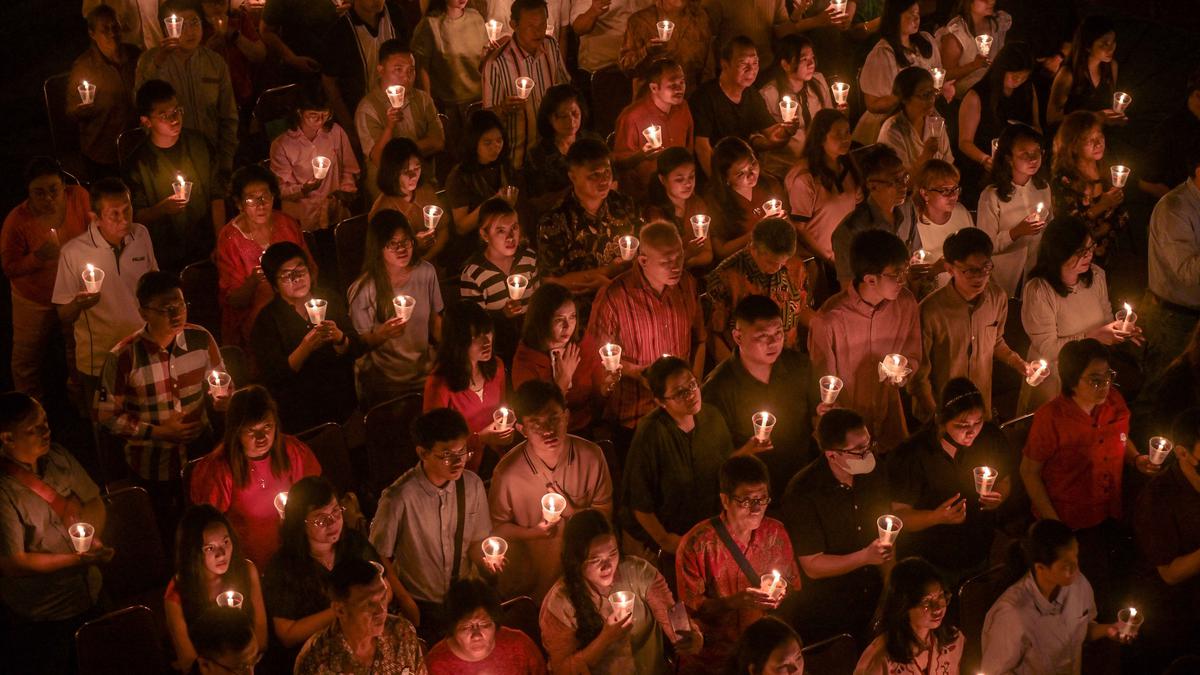 Berlangsung Khidmat dan Penuh Penghayatan, Puluhan Ribu Jemaat Ikuti Ibadah Natal di Gereja Bethany Surabaya