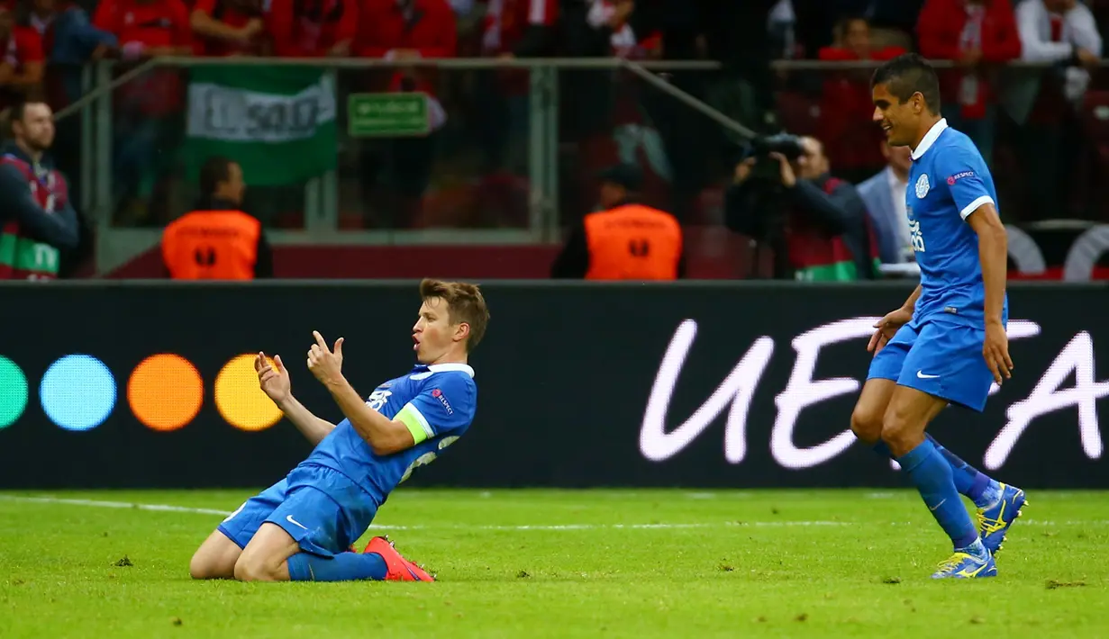 Gelandang Dnipro, Ruslan Rotan melakukan selebrasi usai mencetak gol ke gawang Sevilla pada final Europa League Sevilla di Stadion Narodowy, Polandia, Kamis (28/5/2015). Sevilla menang 3-2 atas Dnipro Dnipropetrovsk.  (Reuters/Eddie Keogh)