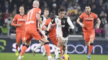 Pemain Juventus Paulo Dybala (tengah) membawa bola melewati para pemain Udinese pada pertandingan Coppa Italia 2019/2020 di Allianz Stadium, Turin, Italia, Rabu (15/1/2020). Juventus menang 4-0. (Fabio Ferrari/LaPress via AP)