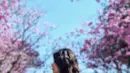 Callista tampil seru dalam OOTD liburannya. Selain pakai kaus cropped top hitam dan celana panjang hitam, ia juga tampil girly dengan blouse off-the-shoulder warna pink dan celana jeans. Menyatu dengan keindahan pohon sakura. [Foto: Instagram @callistaarum]