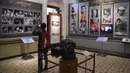 Seorang siswa mengambil foto mantan aktor film India di Museum Nasional Sinema India (NMIC), Mumbai, India (22/1). India akhirnya memiliki museum film Bollywood pertama setelah 100 tahun lebih memproduksi film. (AFP Photo/Punitparanjpe)