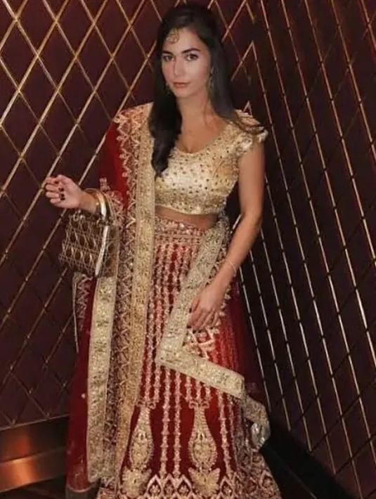Ia juga pernah tampil dengan busana khas perempuan India, lengkap dengan sari warna merah keemasan. Sambil membawa tas Dior keemasan. [@anisha.haikk]