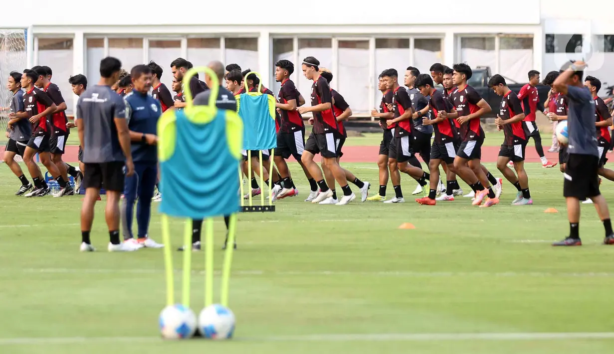Pemain Timnas Indonesia U-23 saat mengikuti sesi latihan bersama di Stadion Madya, Kompleks Gelora Bung Karno, Senayan, Jakarta, Kamis (9/10/2025). (Liputan6.com/Helmi Fithriansyah)