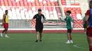 Pelatih, Shin Tae-yong (kedua kiri) memberi arahan pada pemain Timnas Indonesia saat latihan di Stadion Utama Gelora Bung Karno, Jakarta, Selasa (20/12/2022). Piala AFF 2022 diikuti oleh 10 tim peserta termasuk timnas Indonesia. Pada babak penyisihan, ke-10 tim tersebut dibagi menjadi dua grup dengan masing-masing grup berisikan lima tim. (Liputan6.com/Helmi Fithriansyah)