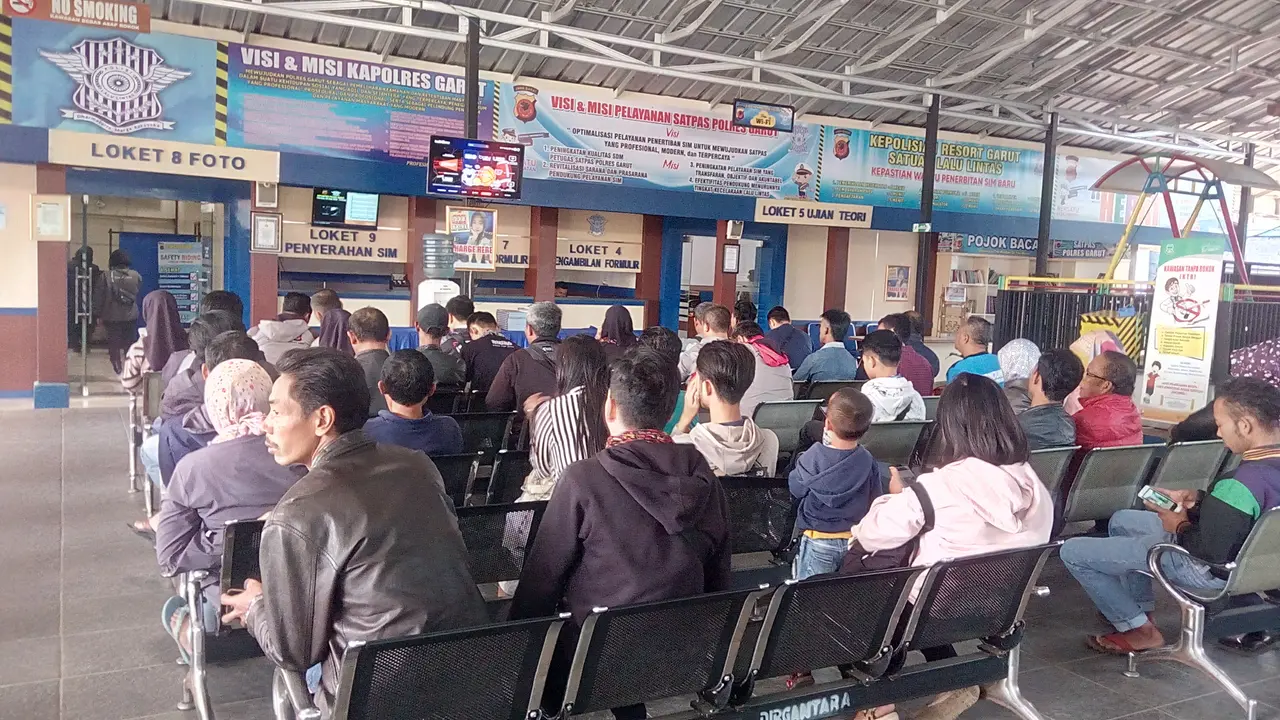 Antrian pemohon SIM di bagian SIM polres Garut, menunggu proses pemanggilan dari petugas operator SIM