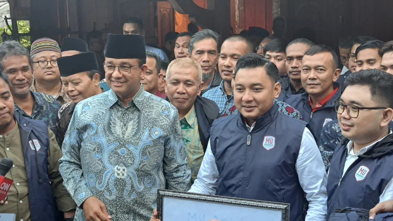 Bakal calon presiden Anies Baswedan menerima dukungan dari sejumlah aktivis di kediamannya di kawasan Lebak Bulus, Jakarta Selatan. (Merdeka.com/Lydia Fransisca)