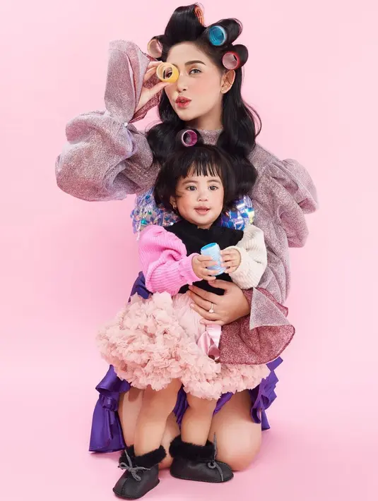 Aurorae Chava Al Hakim penampilannya pun tidak kalah dengan ibunya. Diketahui ia sangat menyukai photoshoot, dan kerap borpose menggemaskan. Wajahnya yang lucu ini kerap tuai banyak pujian dari netizen. (Liputan6.com/IG/@rachelvennya)